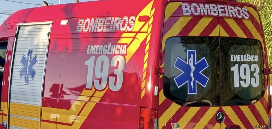 Viatura de emergência do Corpo de Bombeiros Militar de Santa Catarina com o número 193