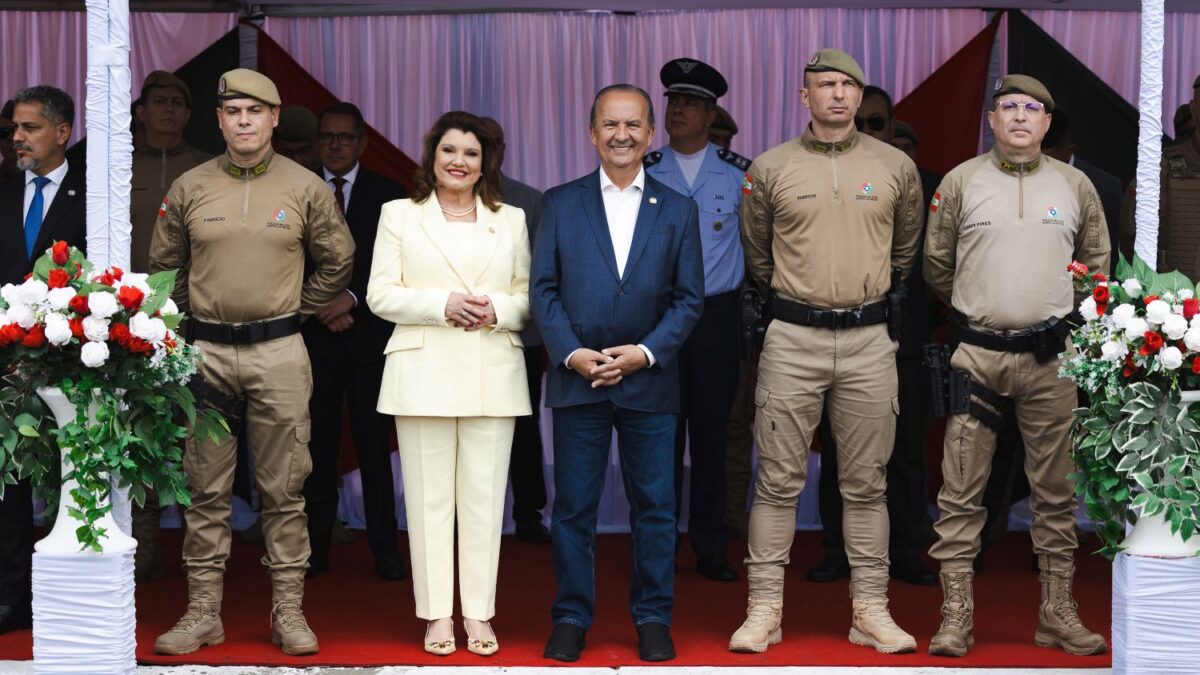 Governador Jorginho Mello, vice-governadora Marilisa Boehm e oficiais da PMSC na formatura de soldados temporários
