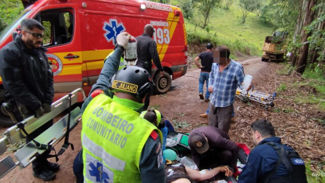 Jovem fica gravemente ferido em acidente de trabalho em Faxinal dos Guedes e é levado pelo SAER