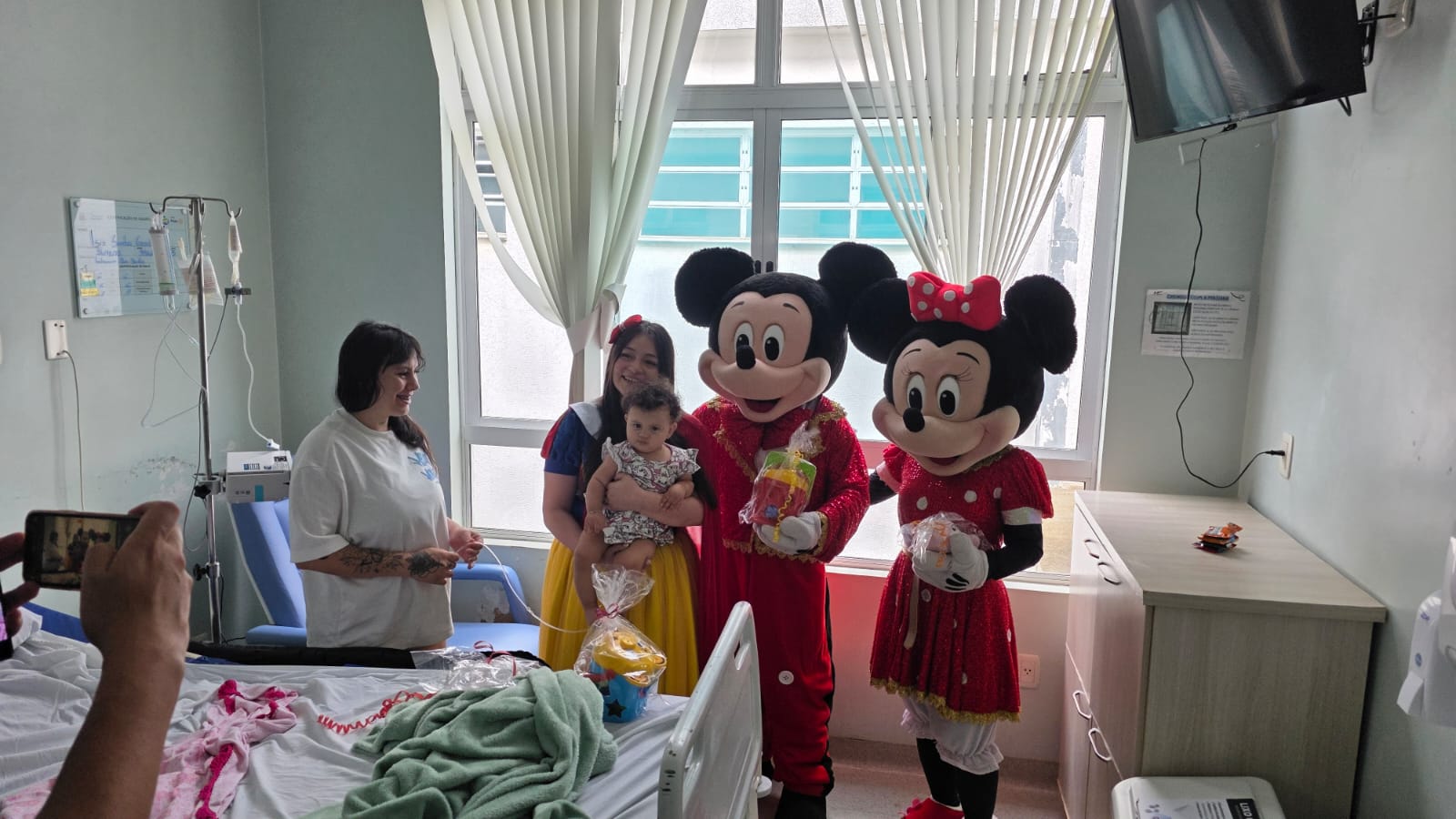 Personagens infantis visitam paciente em quarto do Hospital da Criança, em Chapecó