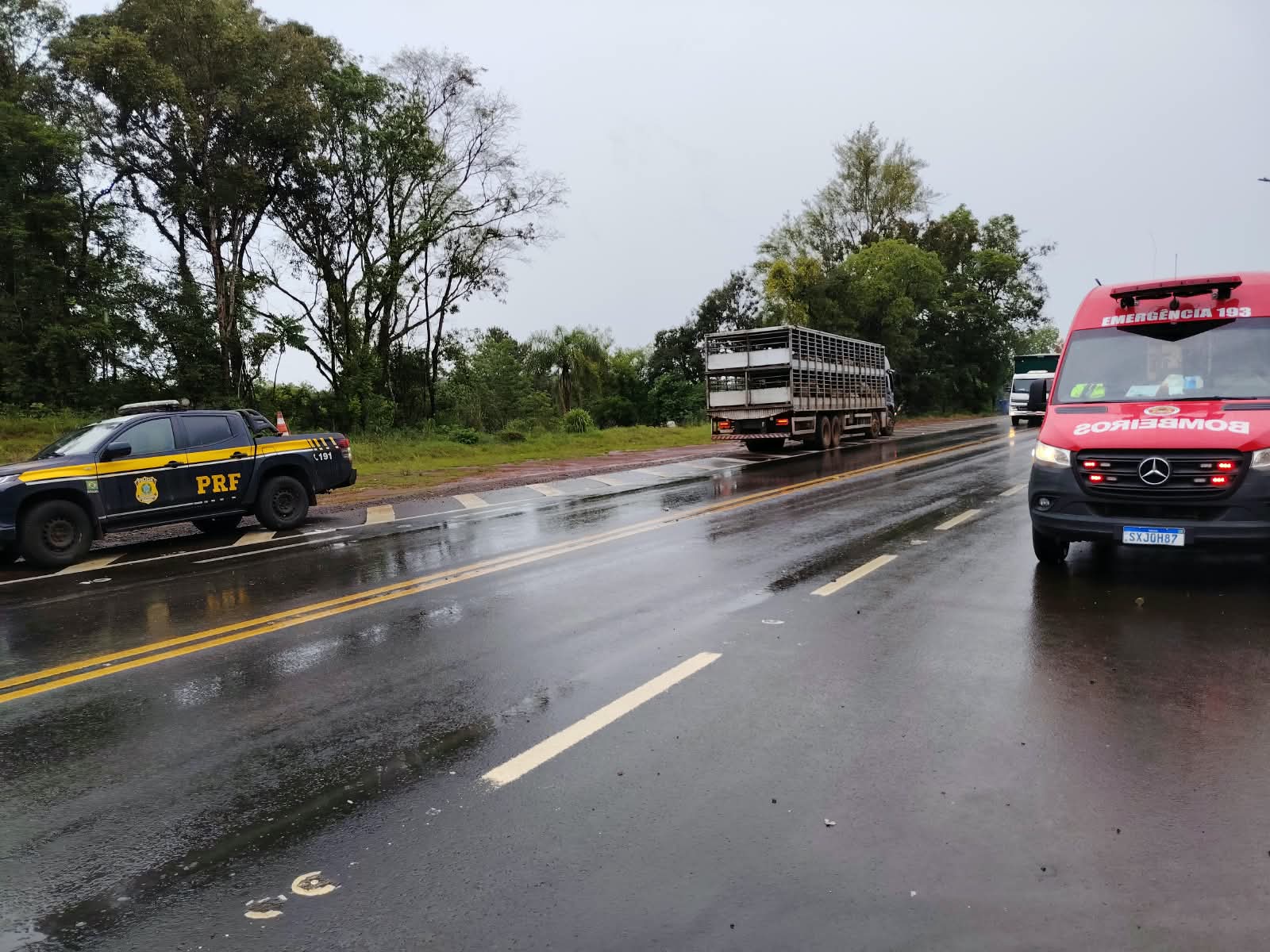 Viaturas do Corpo de Bombeiros e caminhão parados na BR-282, em Maravilha, durante atendimento a acidente