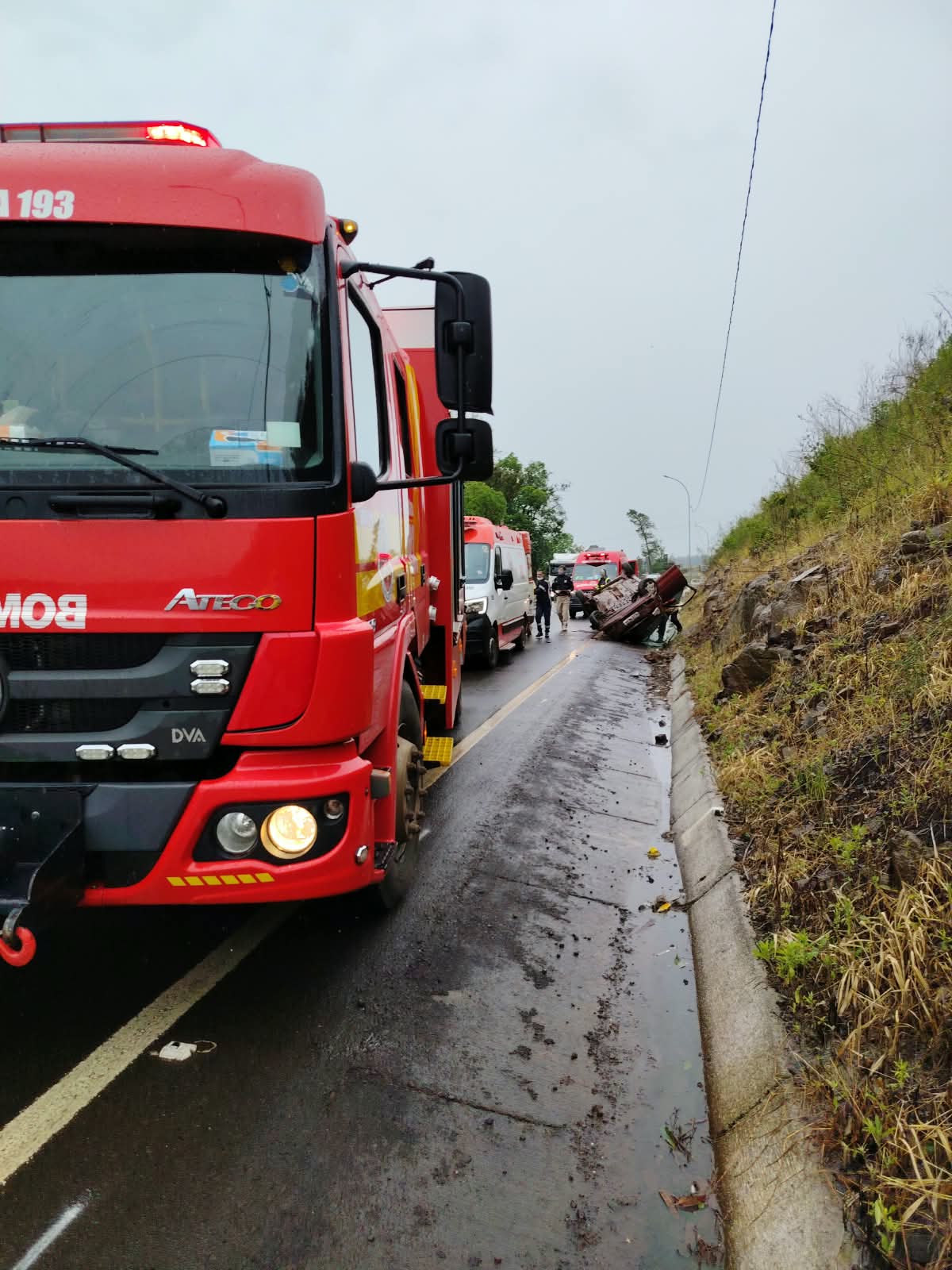 Caminhão dos Bombeiros estacionado no acostamento da BR-282 em Maravilha