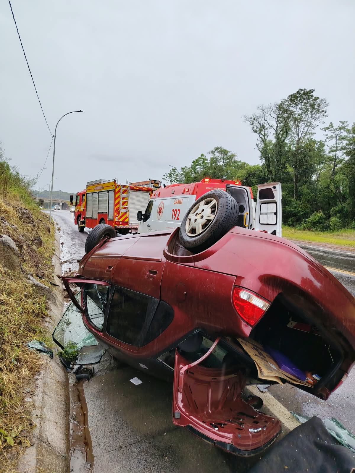 Automóvel danificado após capotamento na BR-282, em Maravilha