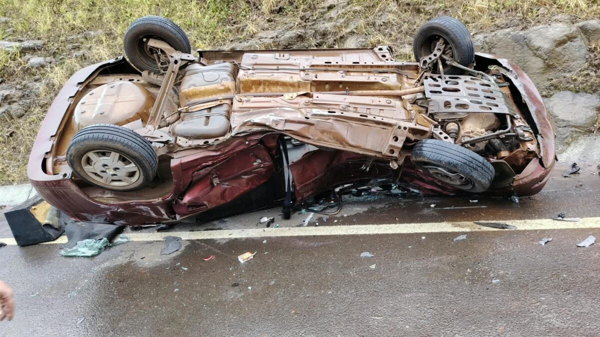 Automóvel capotado às margens da BR-282 após colisão com caminhão em Maravilha