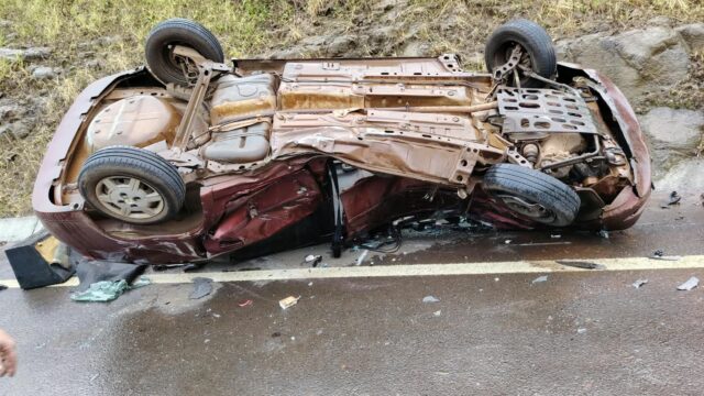Carro capota após colisão com caminhão na BR-282 e motorista fica ferida em Maravilha