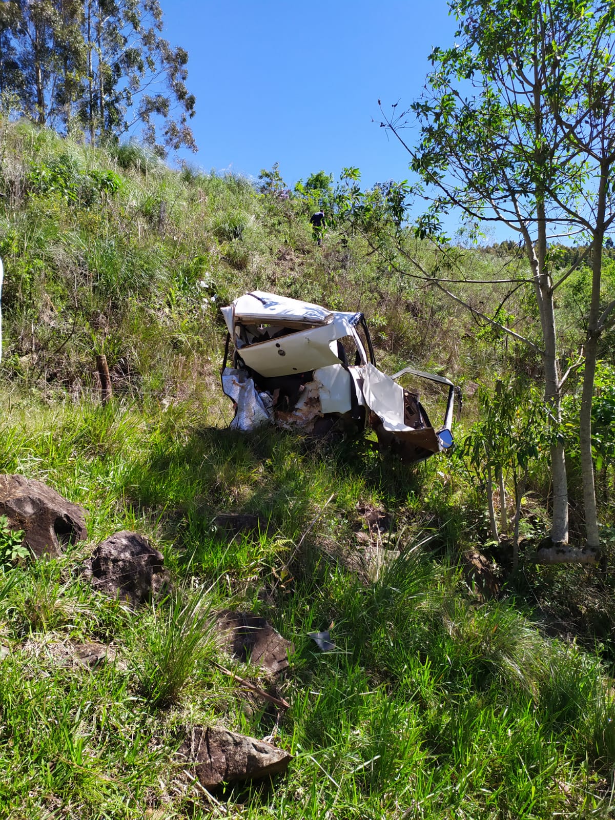 Carro capotado em ribanceira na SC-150, em Água Doce