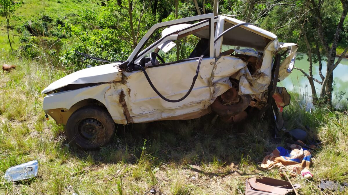 Veículo destruído após capotamento na SC-150, em Água Doce