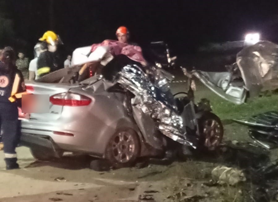 Carro destruído após colisão frontal com caminhão na BR-470, em Lontras, com equipes de socorro no local