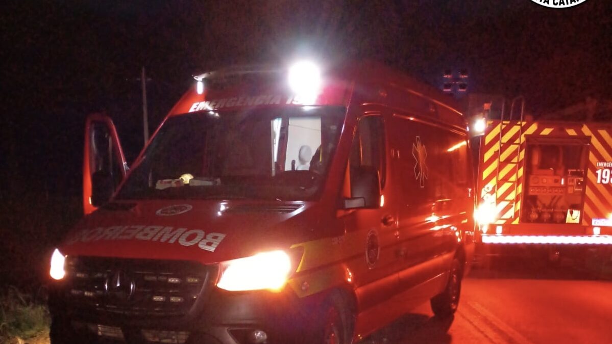 Ambulância e caminhão do Corpo de Bombeiros em atendimento a acidente na SC-452, em Monte Carlo