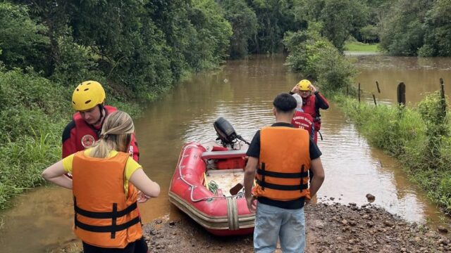Chuva alaga estradas no Oeste e bombeiros levam moradores ilhados de bote para votar em Águas de Chapecó
