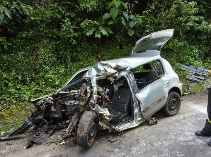Carro destruído após colisão frontal com caminhão na SC-157, em Cordilheira Alta