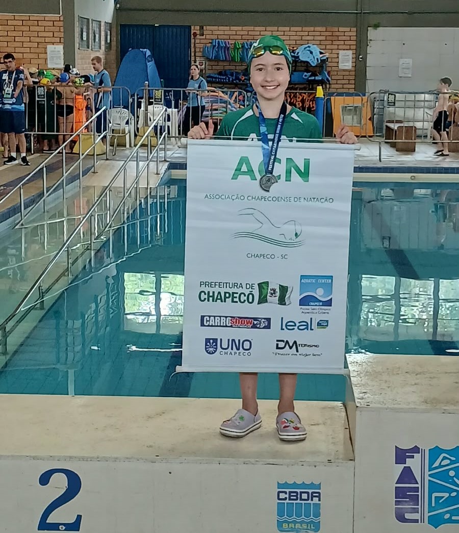 Atleta da ACN com medalha de vice-campeão catarinense