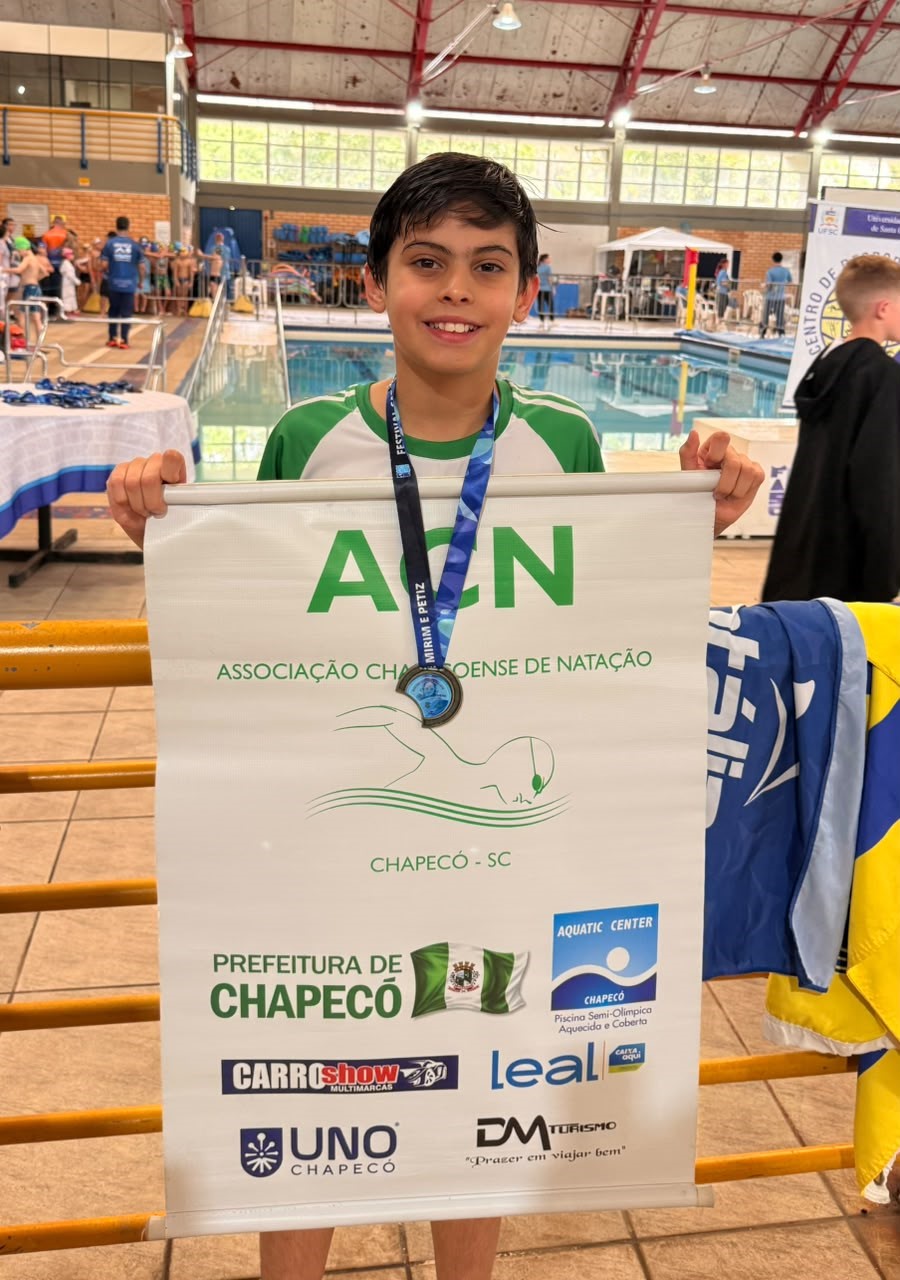 Atleta da ACN com medalha no Catarinense de natação