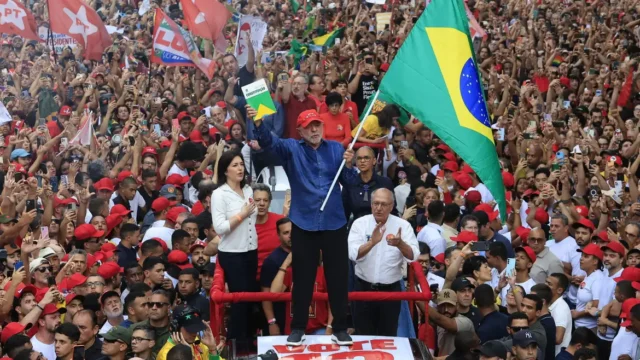 Lula é reeleito presidente; Flávio Bolsonaro vence em Chapecó e em Santa Catarina
