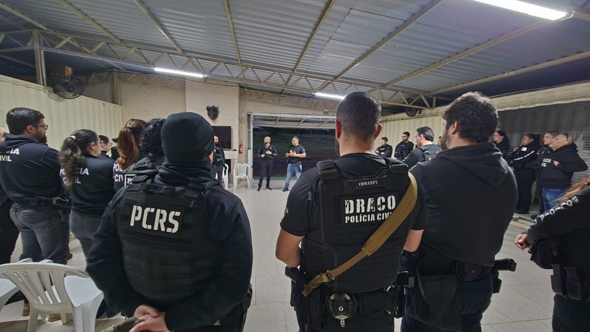 Policiais civis reunidos para o briefing da Operação Trabalho Interno