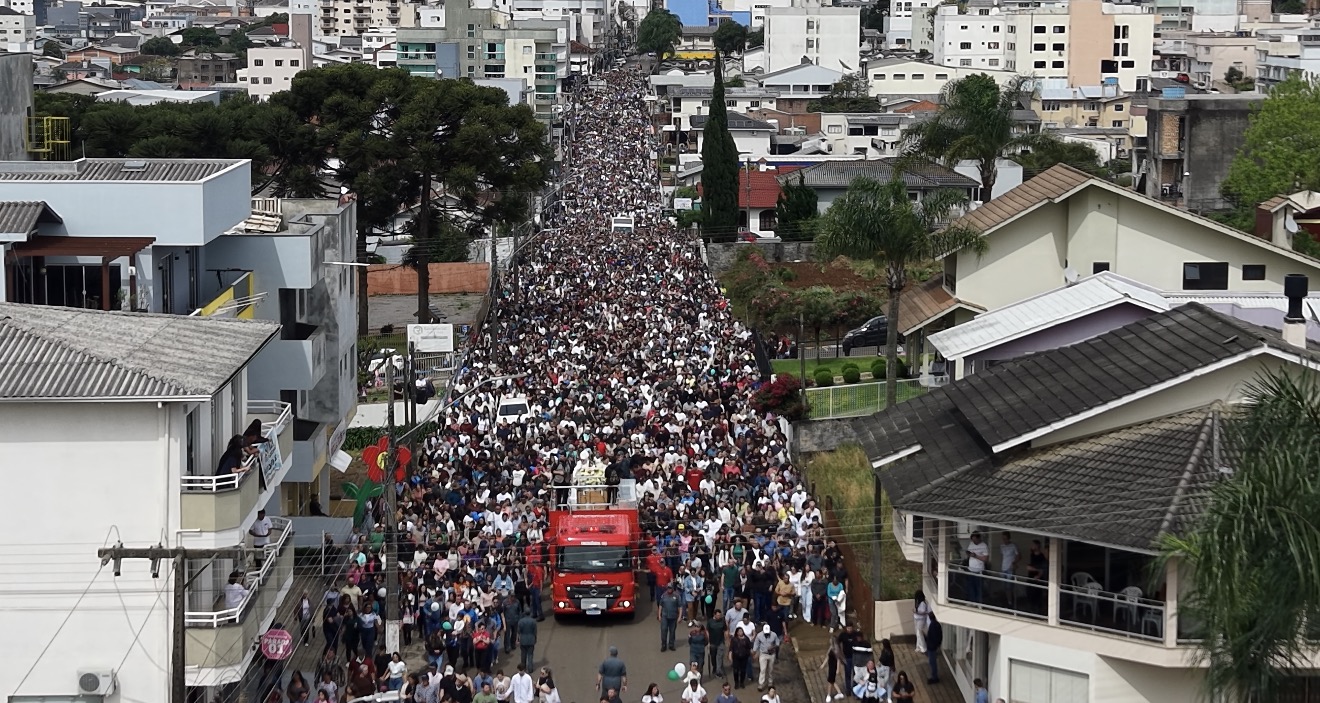 Fiéis acompanham a caminhada da Romaria de Nossa Senhora Aparecida em Campos Novos