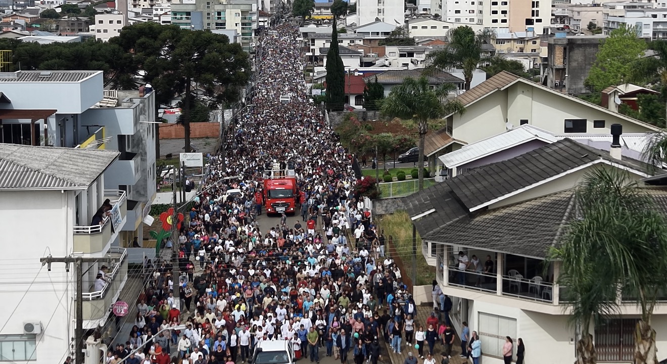 Multidão toma as ruas de Campos Novos durante a Romaria de Aparecida