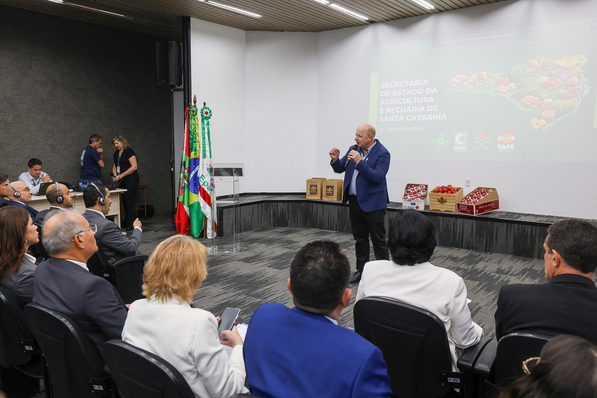 Secretário Admir Dalla Cort apresenta o agronegócio catarinense a representantes de países árabes na Epagri