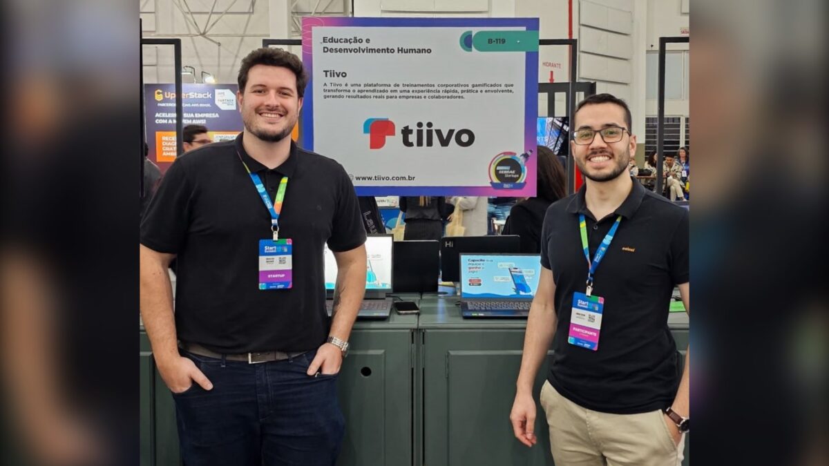 Sócios da startup Tiivo, de Videira, em estande de evento do Sebrae