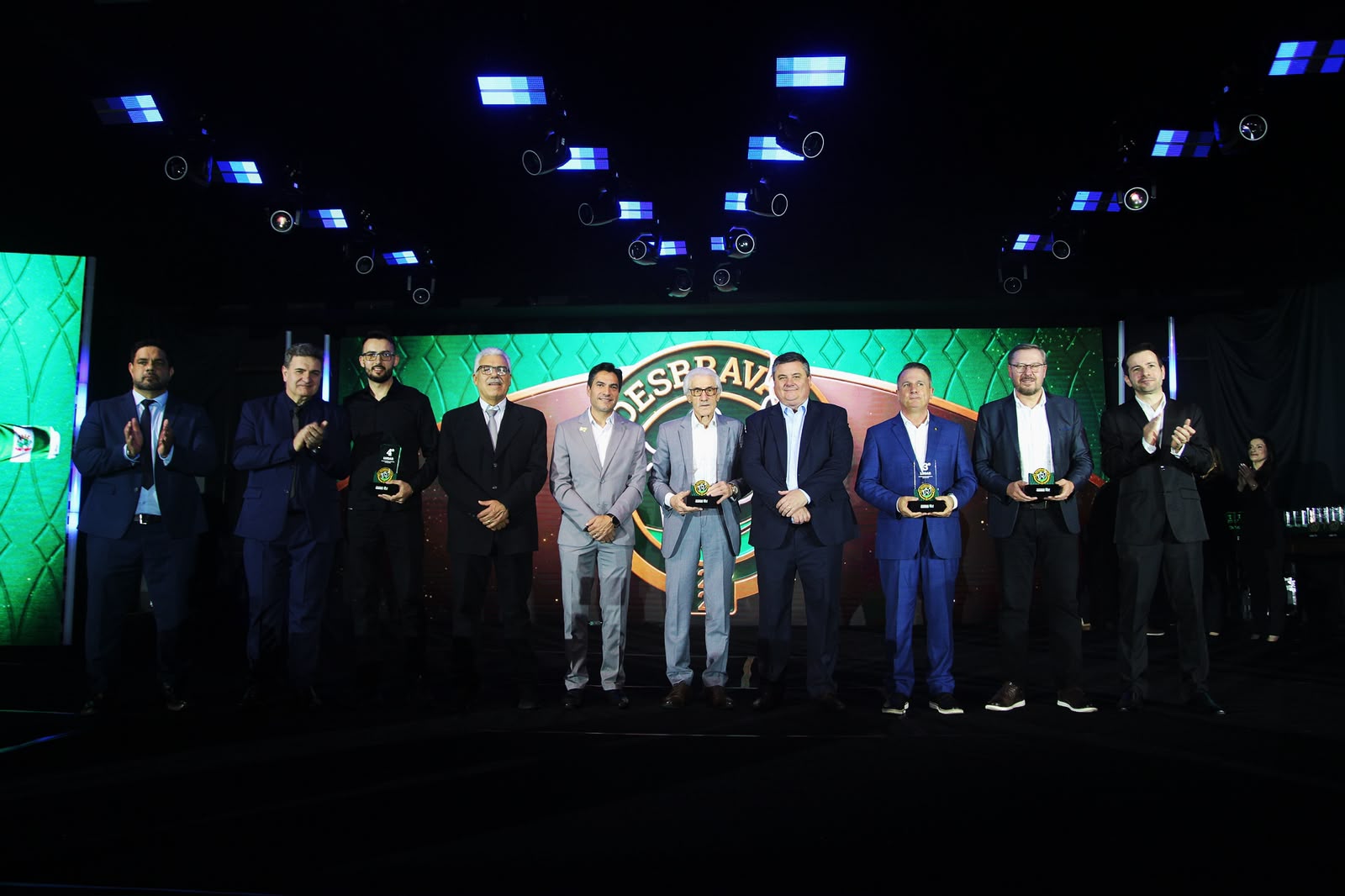 Premiados do Troféu O Desbravador 2026 no palco