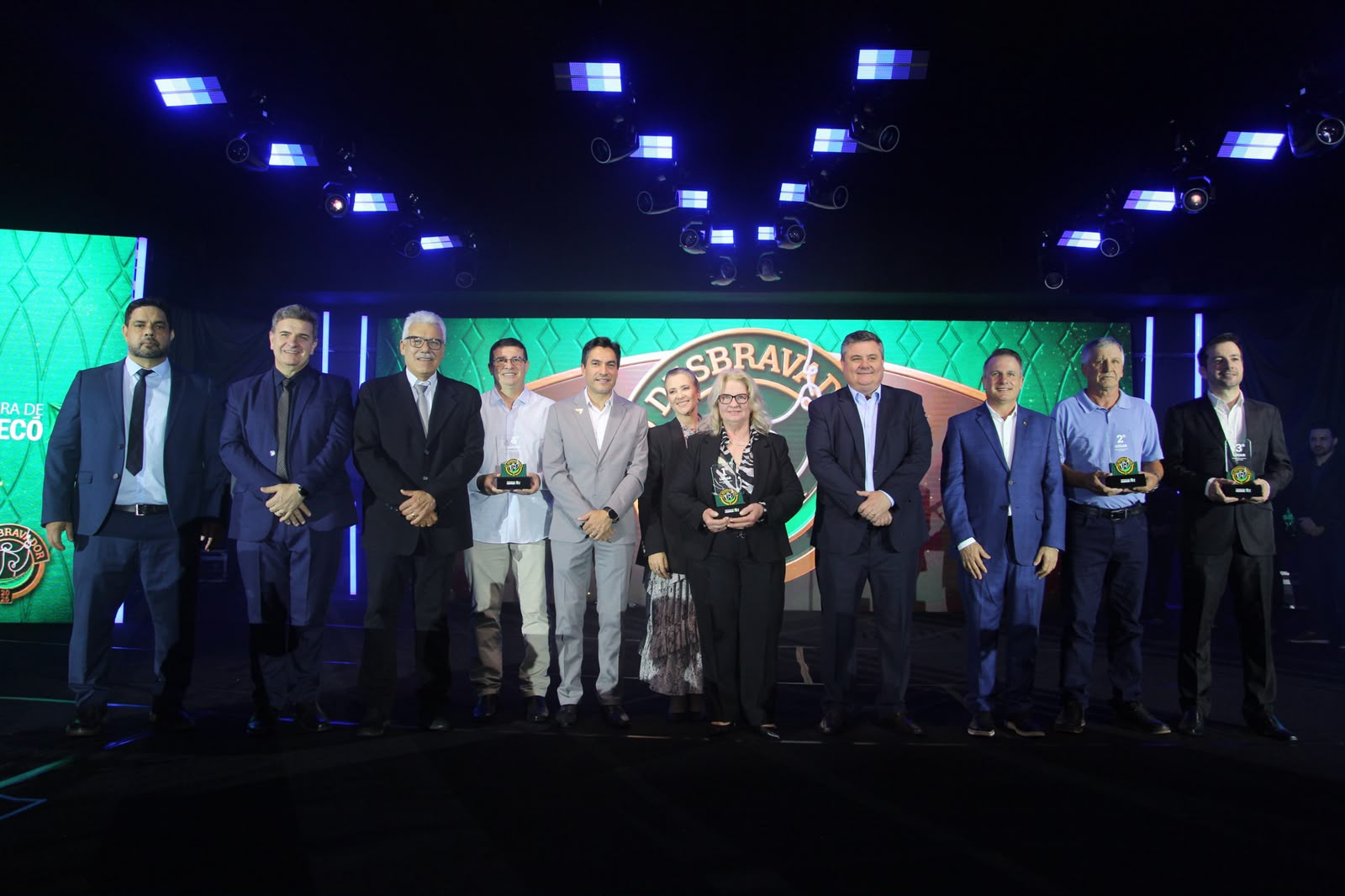 Premiados do Troféu O Desbravador 2026 no palco com o prefeito Valmor Scolari