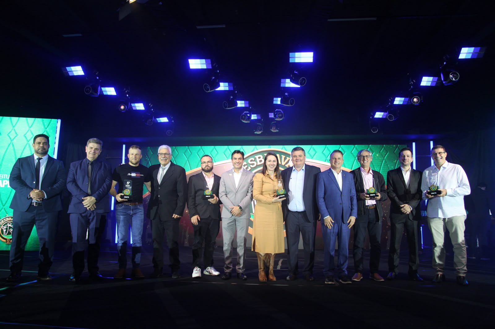 Premiados do Troféu O Desbravador 2026 no palco