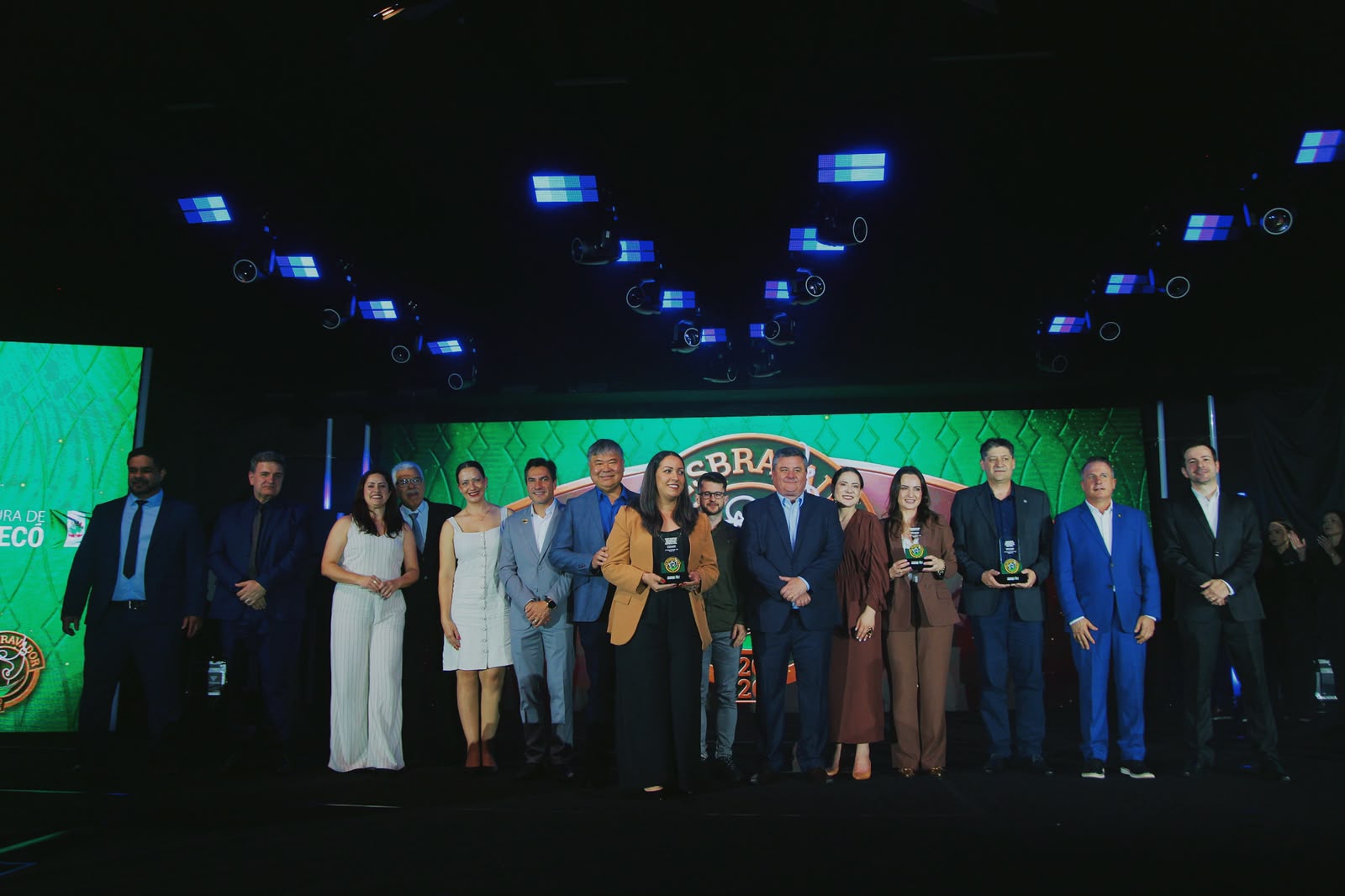 Premiados do Troféu O Desbravador 2026 no palco